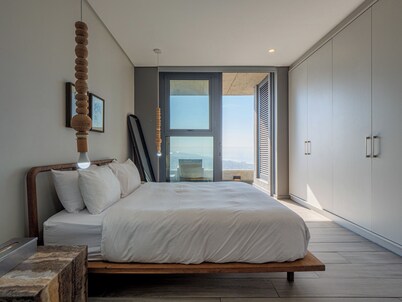 Umhlanga Arch - Ocean Views, Queen Size Bed, Free Wifi