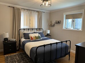 3 bedrooms, desk, iron/ironing board, free WiFi