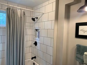 Combined shower/tub, hair dryer, towels