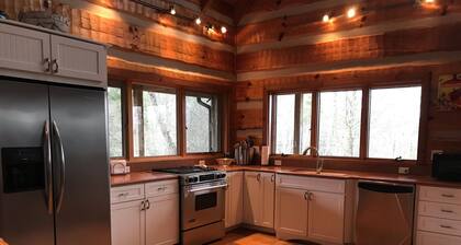 Secluded Mountain Top Cabin! NEW Starlink Internet!