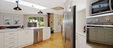 Refrigerador, microondas, horno y lavavajillas