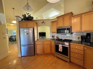 Geladeira, micro-ondas, fogão, cooktop