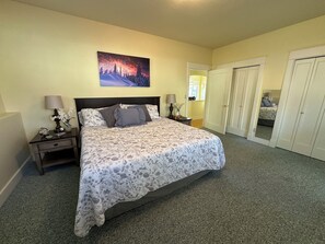 2 chambres, coffre-fort, fer et planche à repasser, lit de bébé portatif