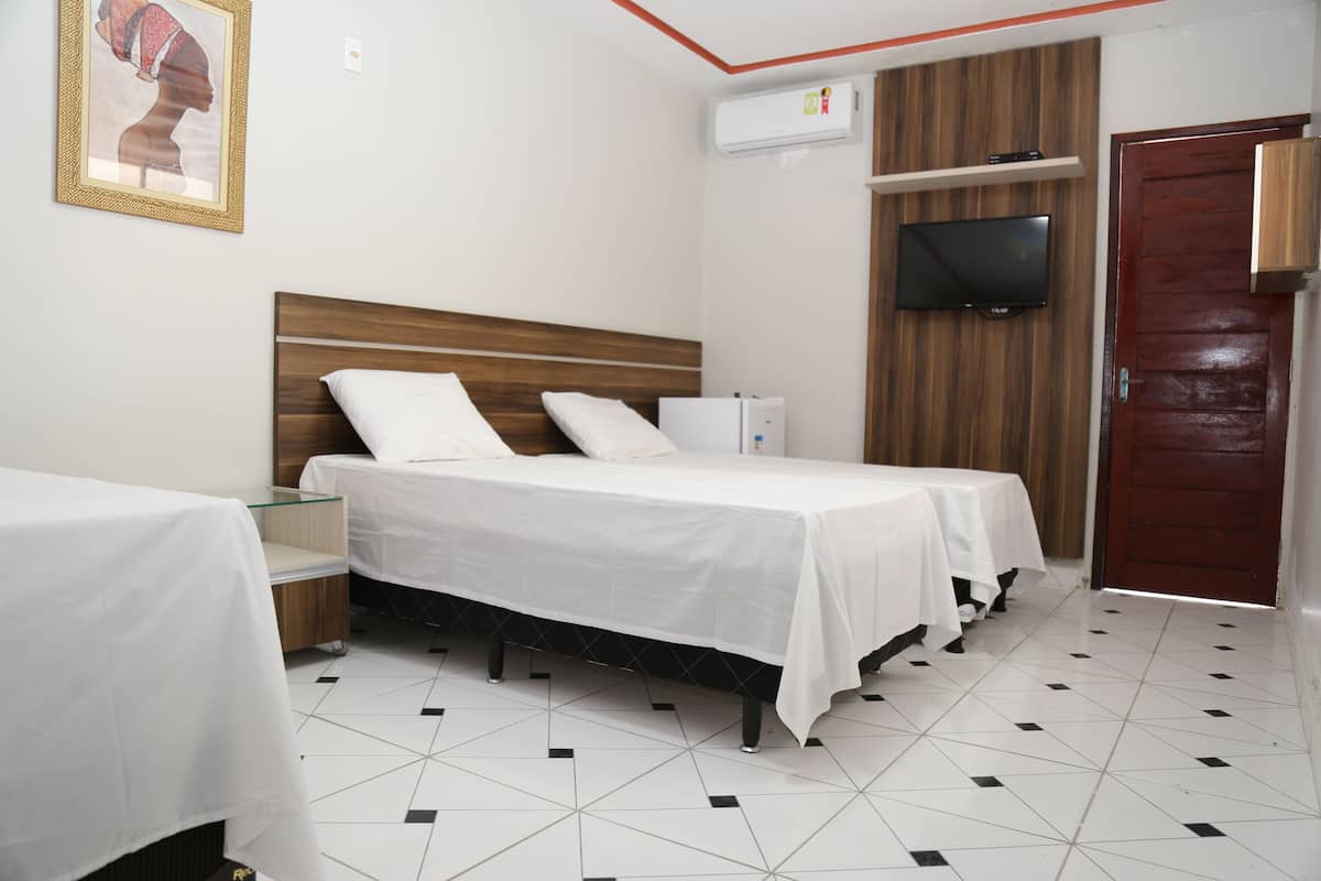 Family Suite | Desk, WiFi (free), bed sheets