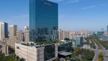 Un moderno edificio de gran altura con fachada de vidrio y un letrero que dice 'Plaza Royale'.