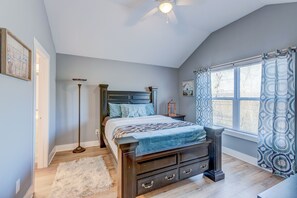 5 bedrooms, iron/ironing board, free WiFi, bed sheets