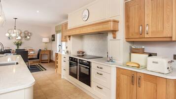 Lava-louças, cadeirão de bebê