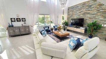 Smart TV, DVD player, table tennis, stereo