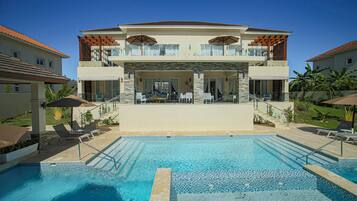 Piscine extérieure, chaises longues