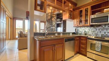 Réfrigérateur, micro-ondes, four, plaque de cuisson