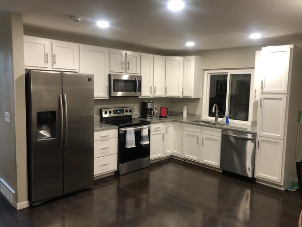 Kylskåp, mikrovågsugn, ugn och spishäll