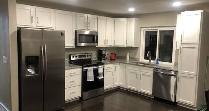 MileHi Vacation Home (near DIA, pet friendly, has a baby crib)