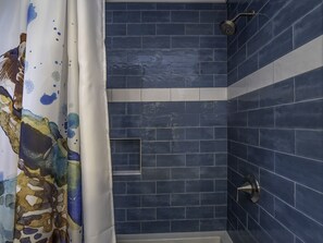 Combined shower/tub, hair dryer, towels