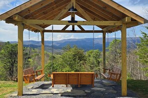 Property grounds - Steamy Soaks with Scenic Views, Fireside Chats, Outdoor Showers & Game Nights - Jackson's Cabin (Sevierville)