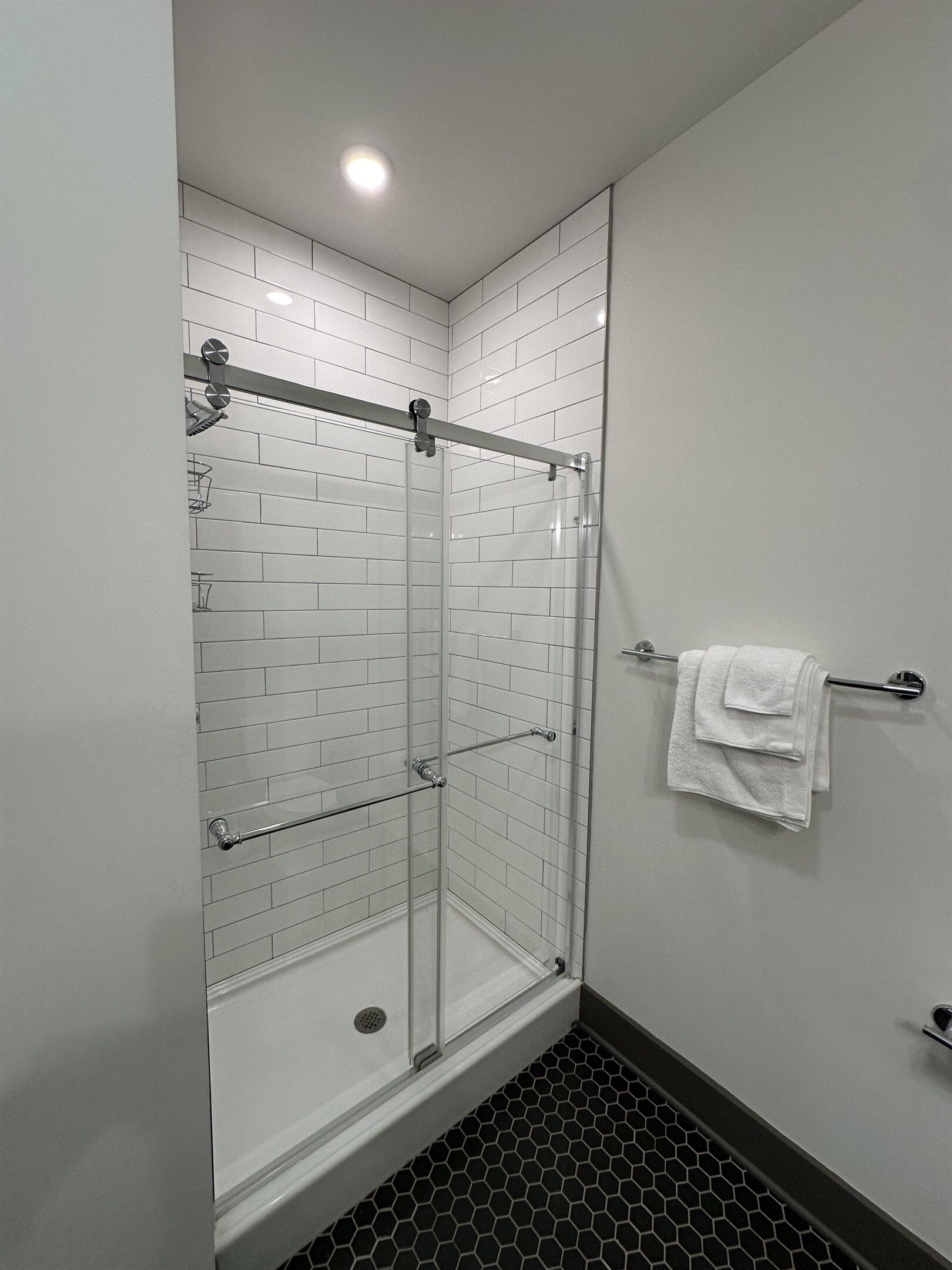 Douche, sèche-cheveux, serviettes fournies