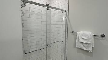 Douche, sèche-cheveux, serviettes fournies