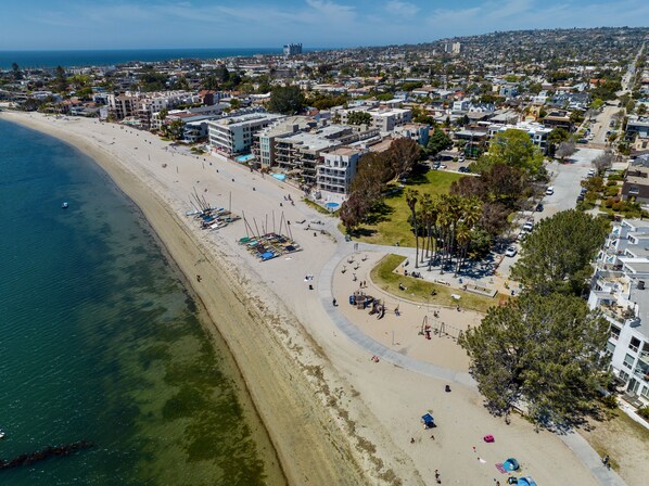 Beach nearby, sun loungers, beach towels