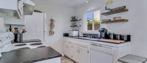 Réfrigérateur, four à micro-ondes, un four, surface de cuisson