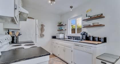 Beach House one block from Mission Bay w/AC