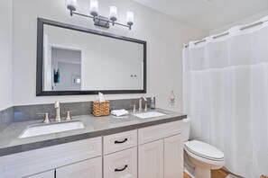 Ensemble douche/baignoire, sèche-cheveux, serviettes fournies, savon