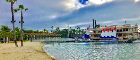 Nær stranden, solsenger og strandhåndklær