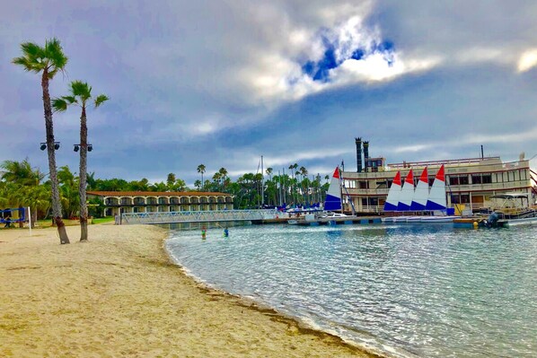 Beach nearby, sun-loungers, beach towels