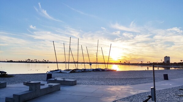 Tæt på stranden, liggestole, badehåndklæder