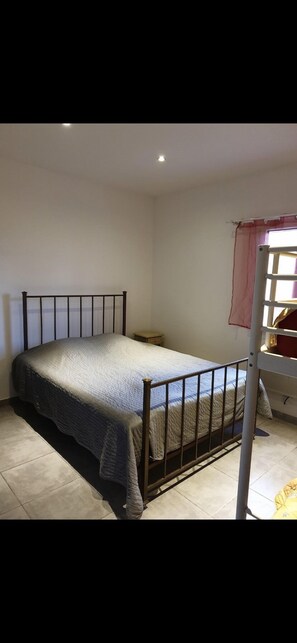 2 habitaciones, tabla de planchar con plancha, wifi y ropa de cama