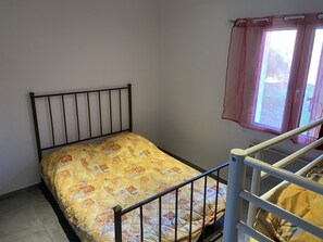 2 habitaciones, tabla de planchar con plancha, wifi y ropa de cama