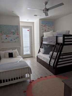 3 habitaciones, tabla de planchar con plancha y cuna de viaje