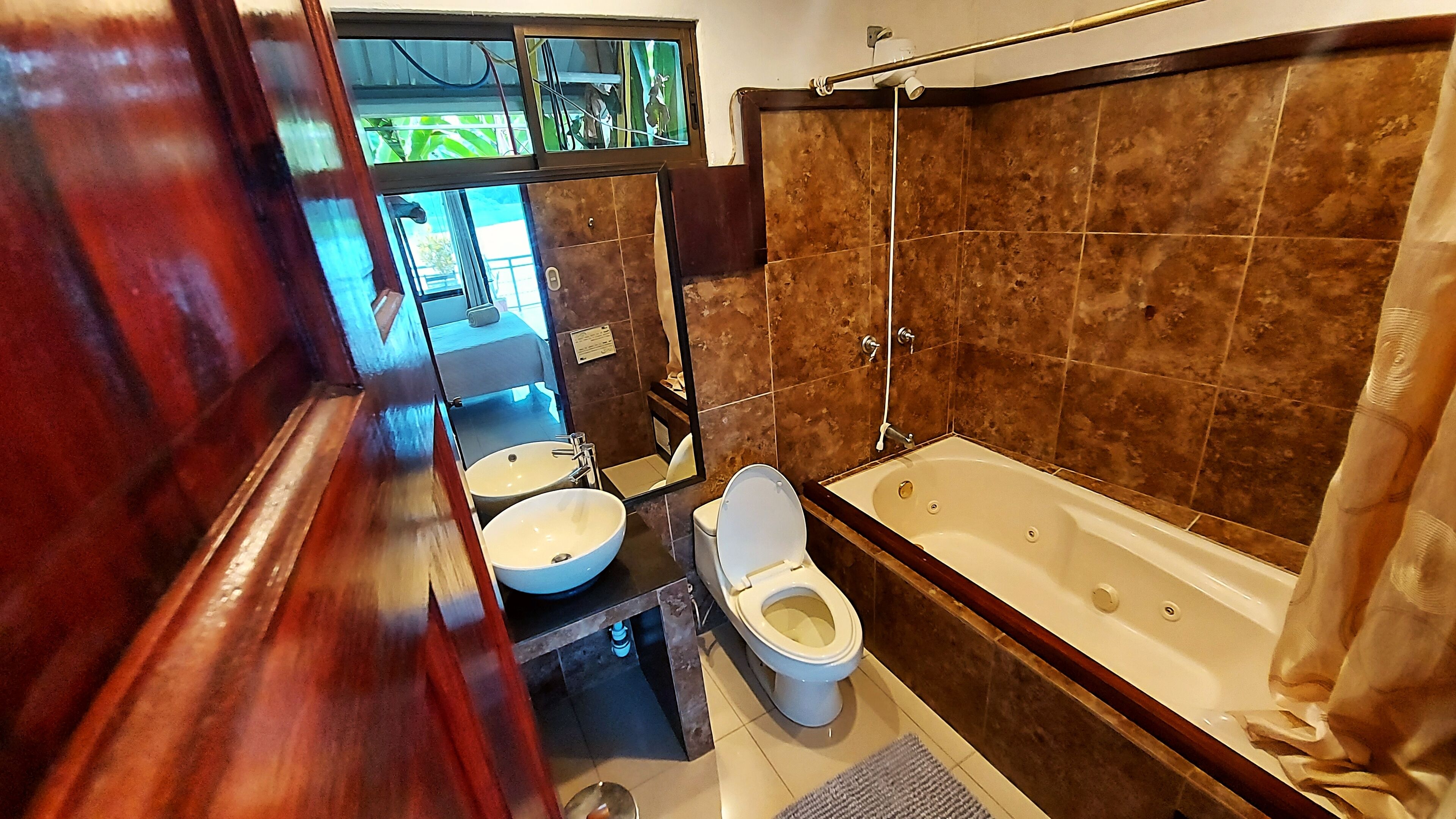 Deluxe Triple Room | Bathroom | Free toiletries, soap, shampoo, toilet paper