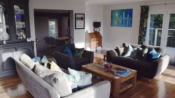 Smart TV, fireplace, DVD player, stereo