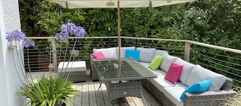 White Cottage - Quaint & cosy railway cottage just a stone's throw from beach