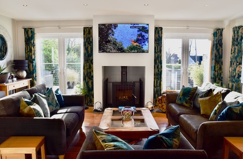 White Cottage - Quaint & cosy railway cottage just a stone's throw from beach