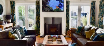 White Cottage - Quaint & cosy railway cottage just a stone's throw from beach