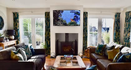 White Cottage - Quaint & cosy railway cottage just a stone's throw from beach