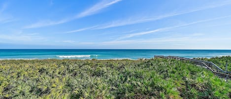 Plage, chaises longues, serviettes de plage