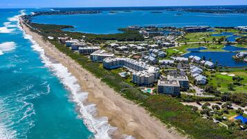 En la playa, camastros y toallas de playa