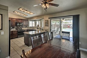 Fridge, microwave, stovetop, dishwasher - 1 Mi to Lake: Home w/ Pool & Views in Lake Havasu (Lake Havasu City)