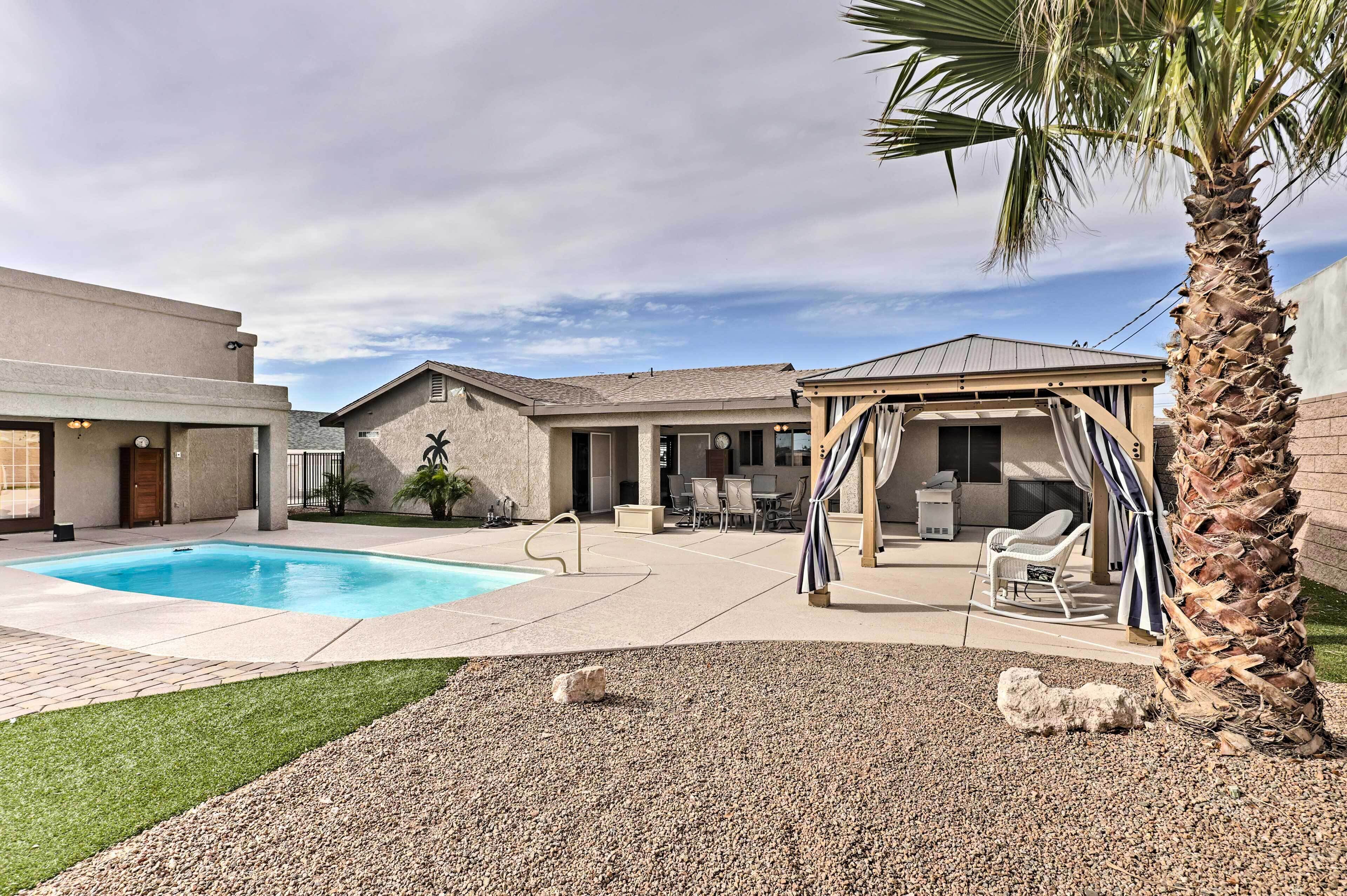 Lake Havasu Home: Pool & Mtn Views, 1 Mi to Lake