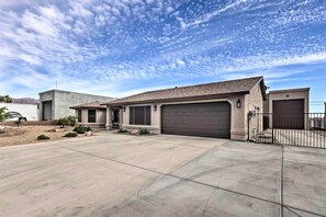 Exterior - 1 Mi to Lake: Home w/ Pool & Views in Lake Havasu (Lake Havasu City)