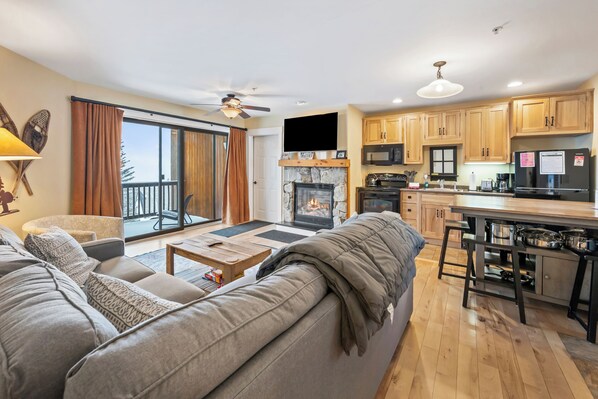 TV, fireplace