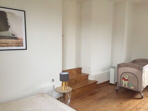 2 bedrooms, iron/ironing board, bed sheets