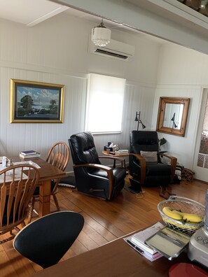 Een televisie en een dvd-speler