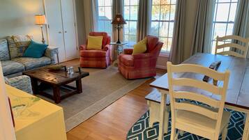 Smart-TV, Kamin, BĂŒcher, Musikbibliothek