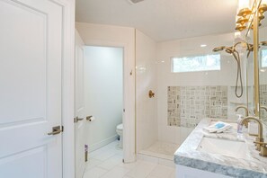 Hair dryer, towels - Bright Sarasota Bungalow - 5 Mi to Siesta Beach! (Sarasota)