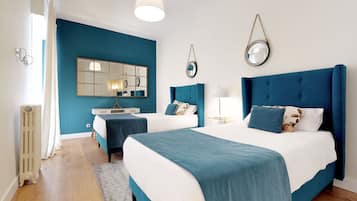 4 dormitorios, tabla de planchar con plancha, cuna de viaje