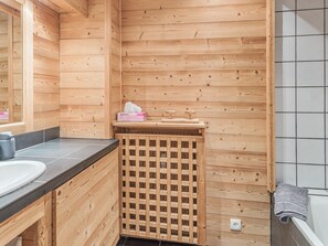 Badewanne, Haartrockner, Handtücher