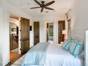 4 soverom, strykejern/-brett, wi-fi (inkludert) og sengetøy