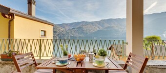 Apartment of about 80 sqm, perfect for 4/6 people (but it can host up to 7 people), located in a pedestrian area, on the ground floor of a renovated house overlooking Lake Como. The property is located in the historic centre of the enchanting Carate Urio